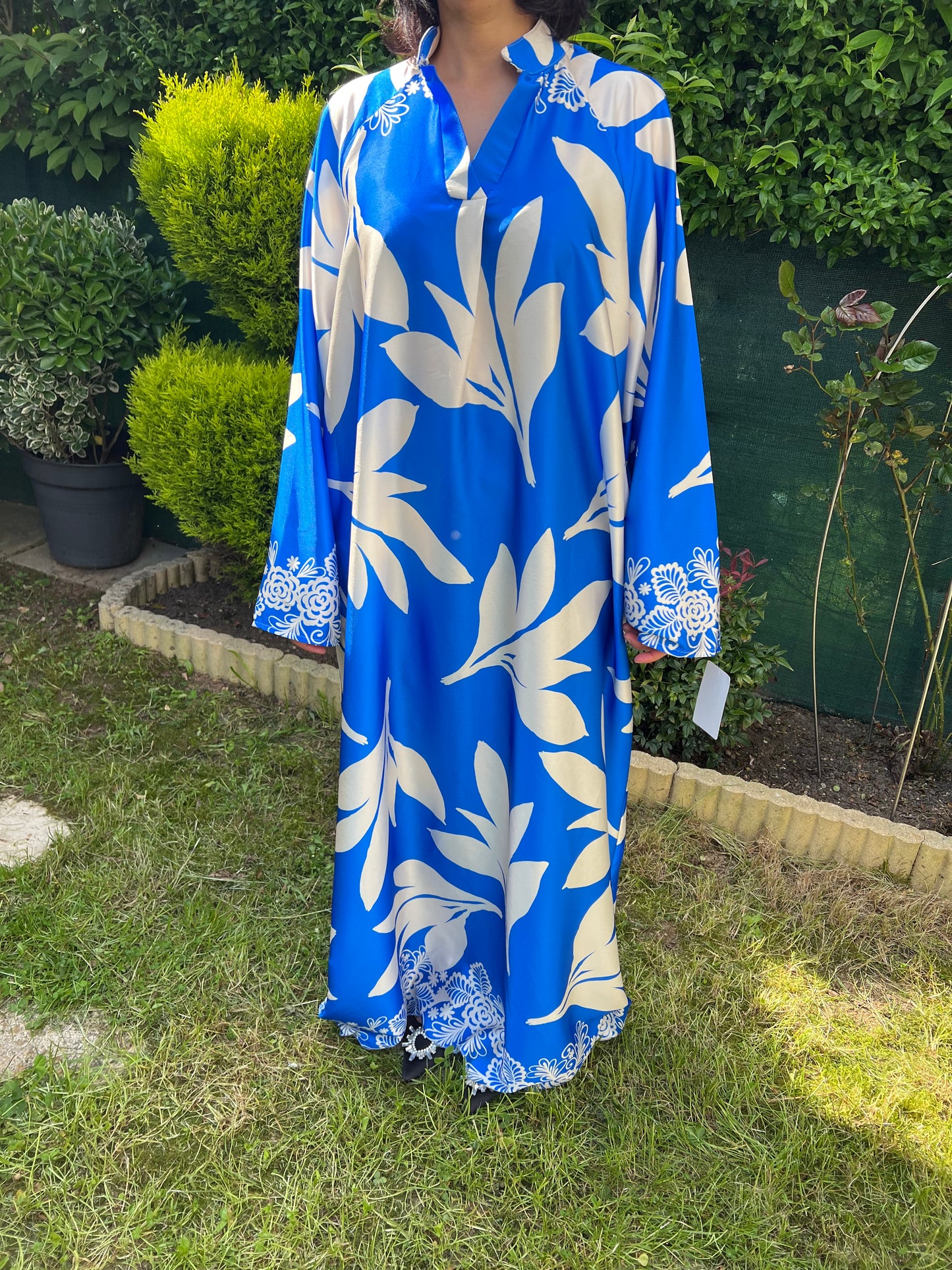 Robe bleue à motifs blanc