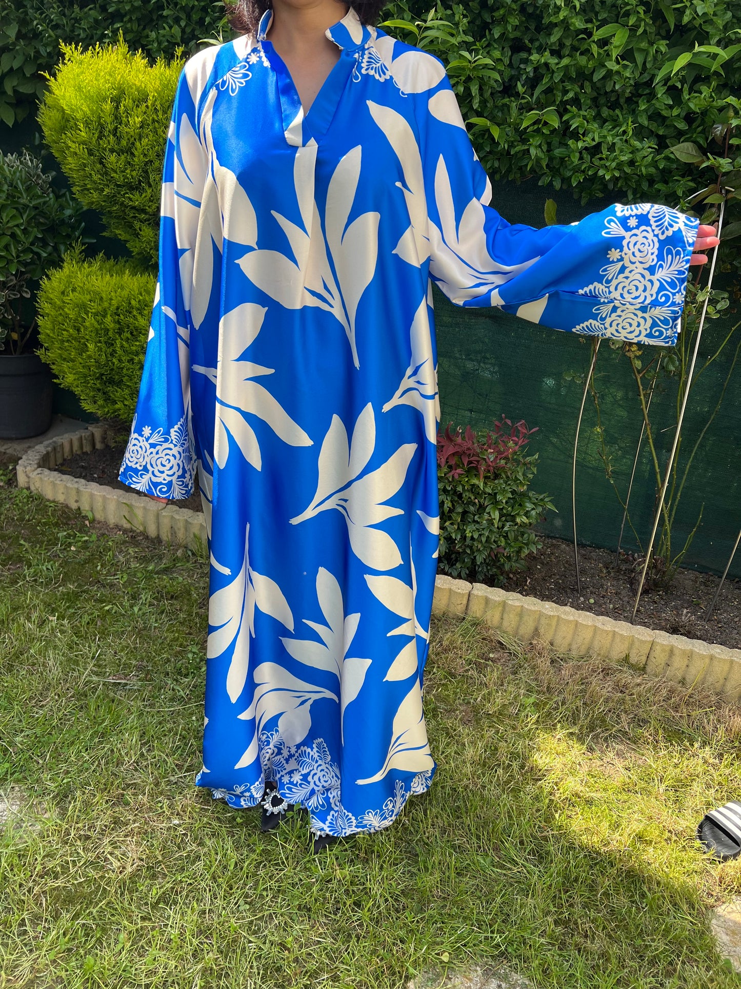 Robe bleue à motifs blanc