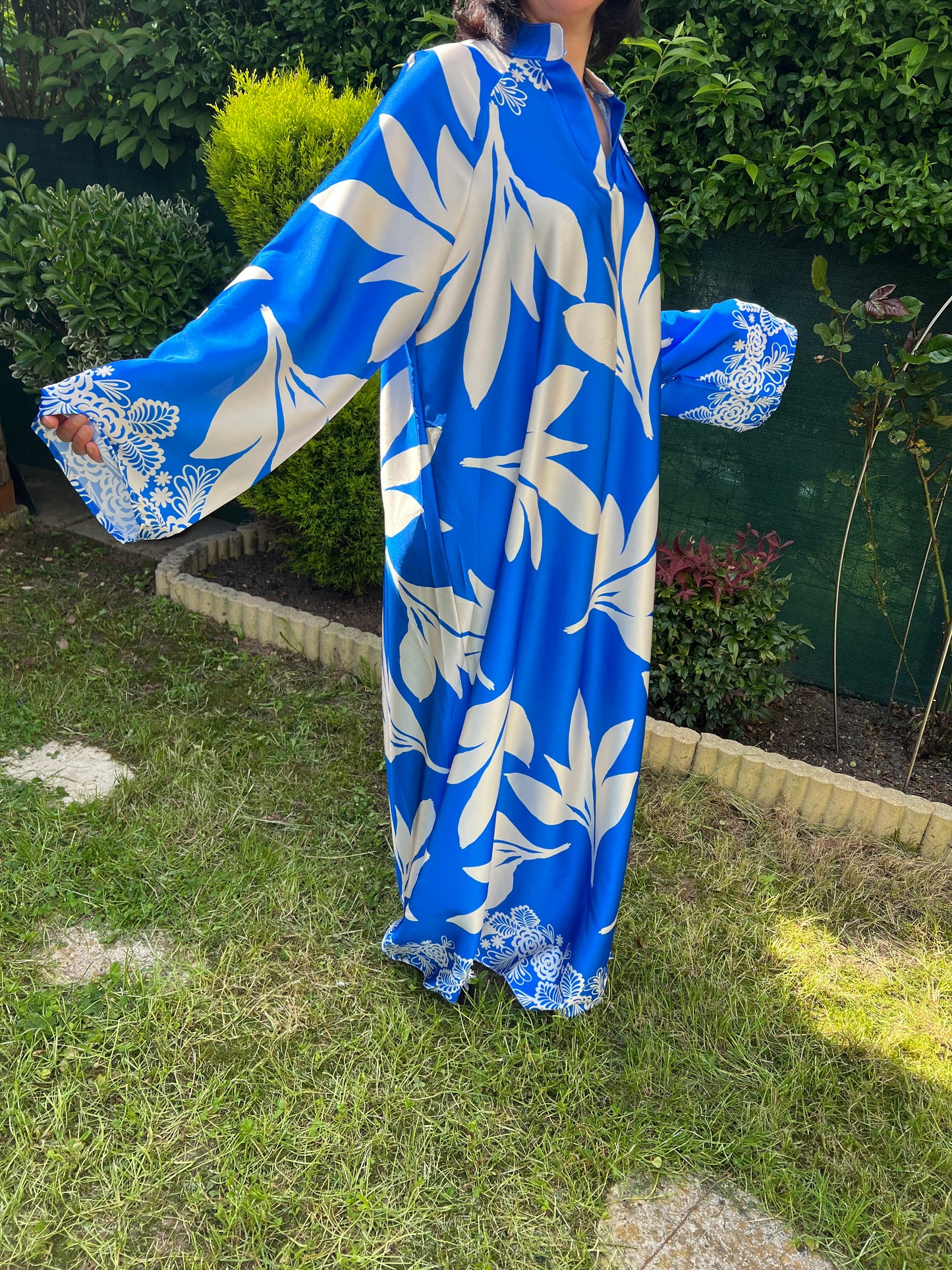 Robe bleue à motifs blanc