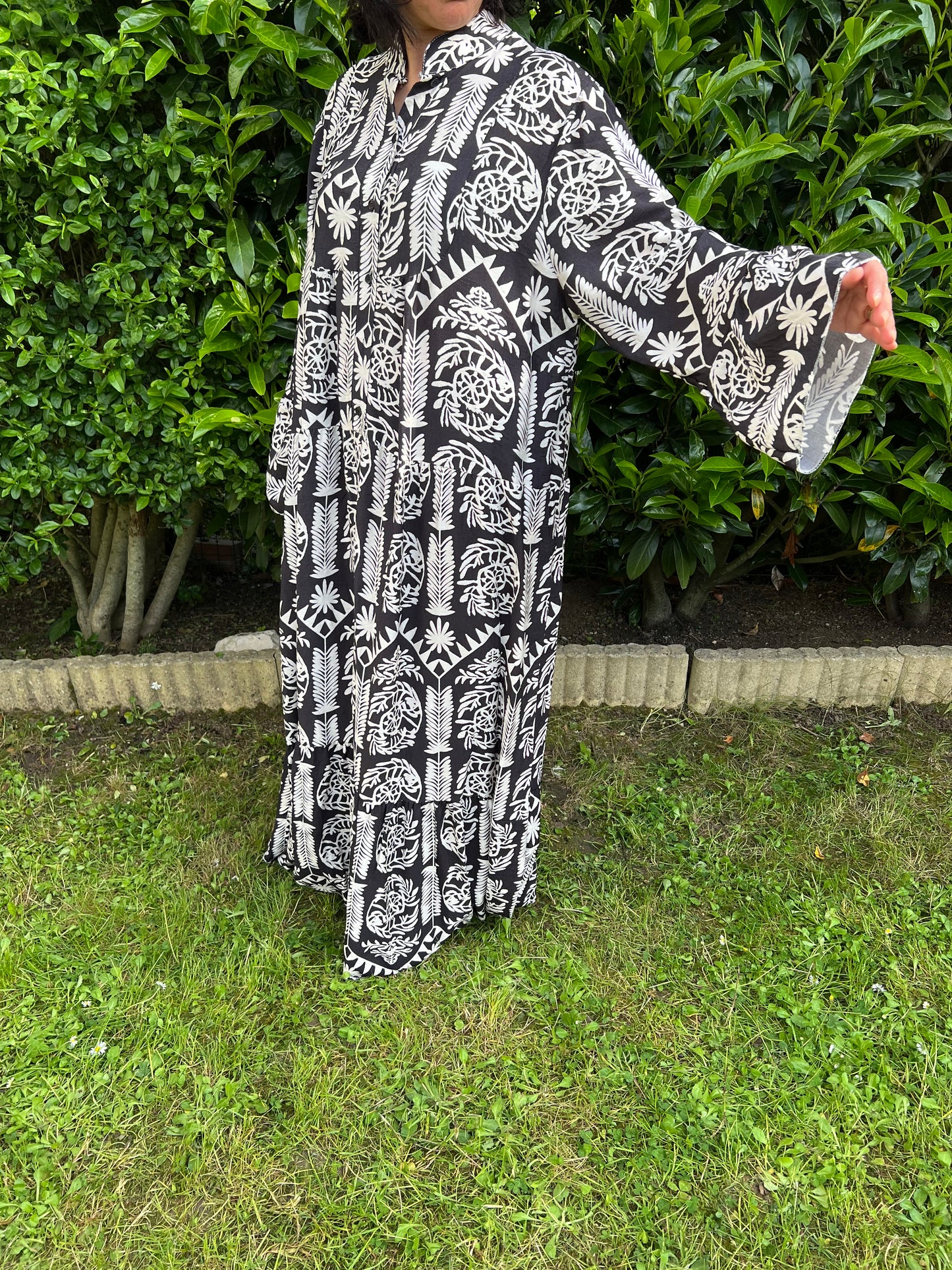 Robe noire à motifs blanc