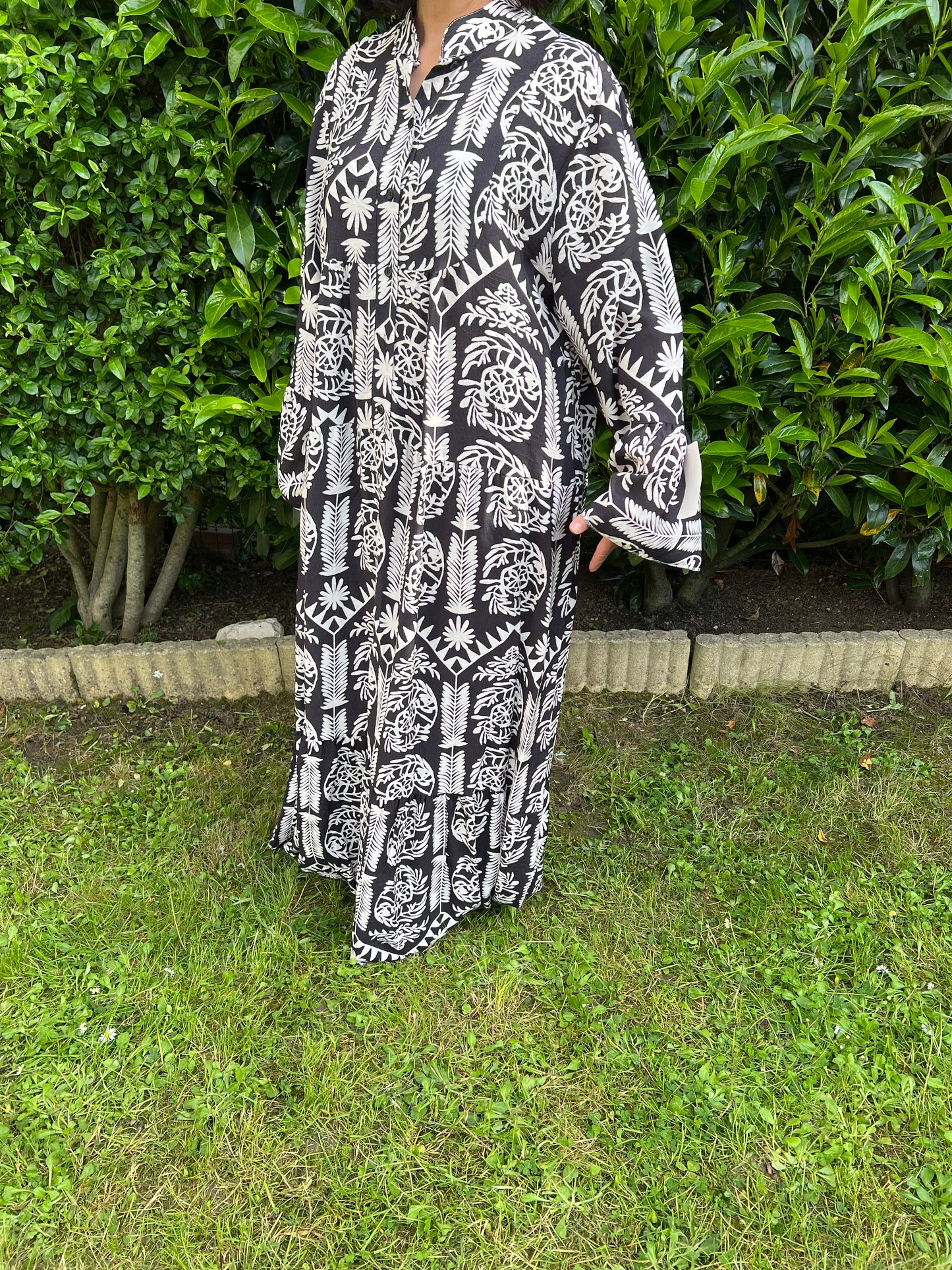 Robe noire à motifs blanc