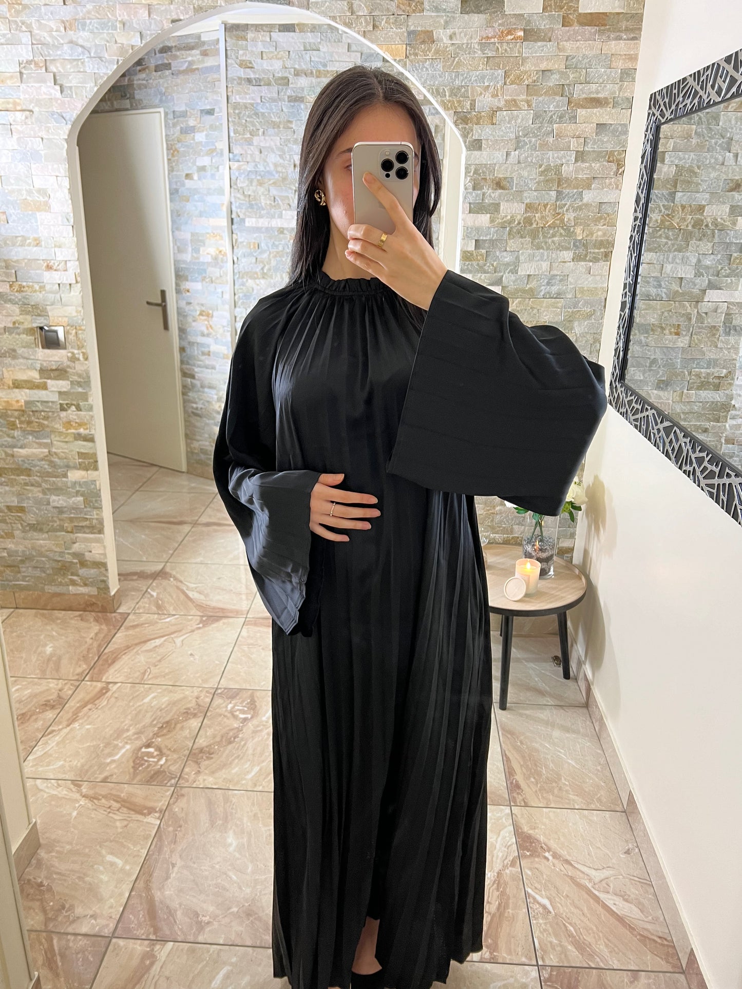 Robe plissée col haut satin