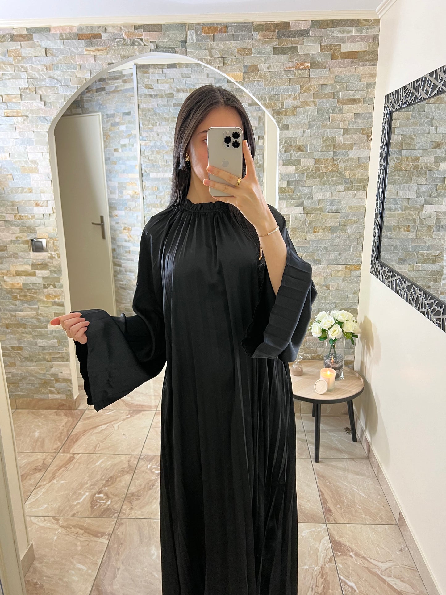 Robe plissée col haut satin