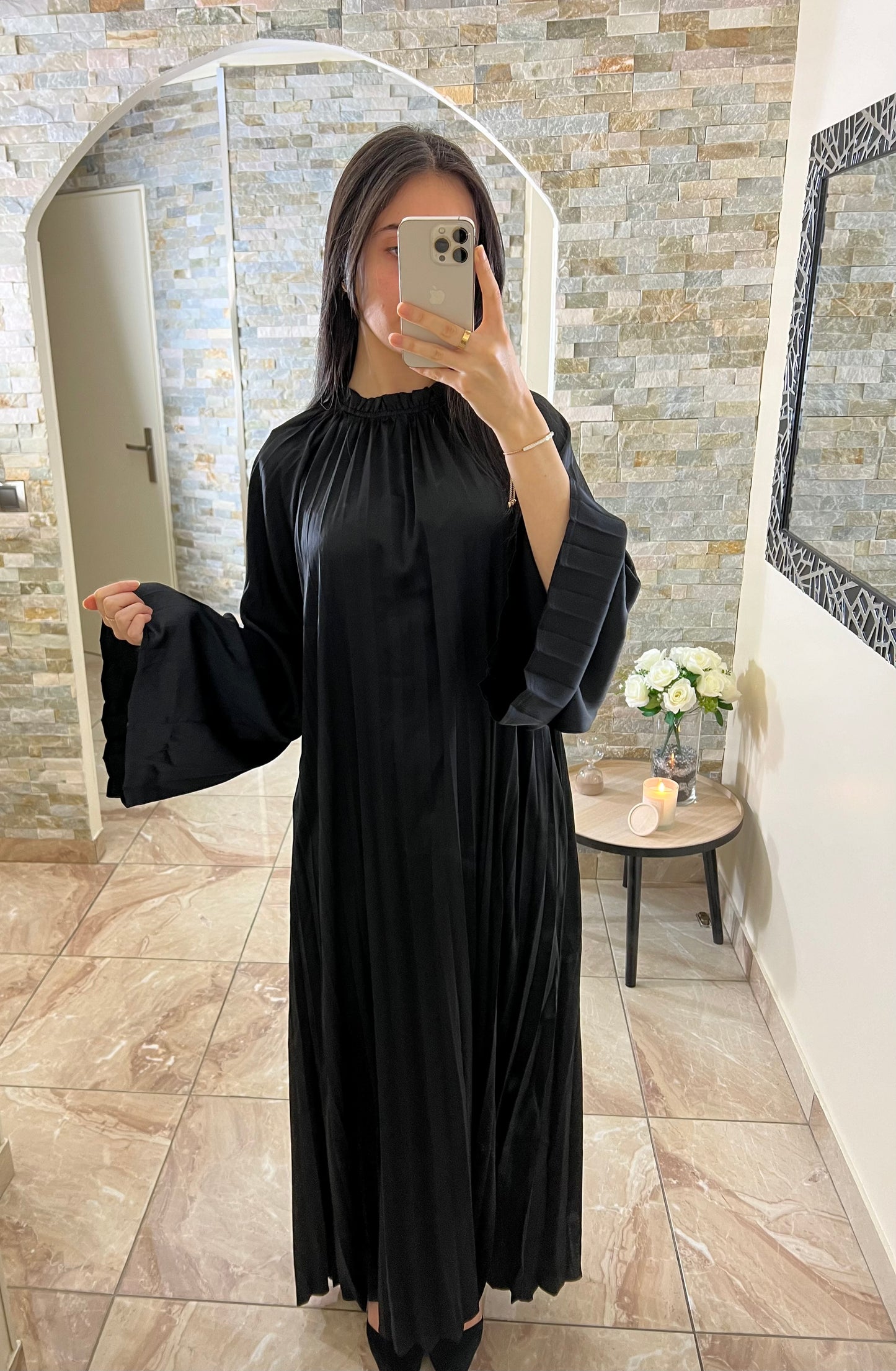 Robe plissée col haut satin