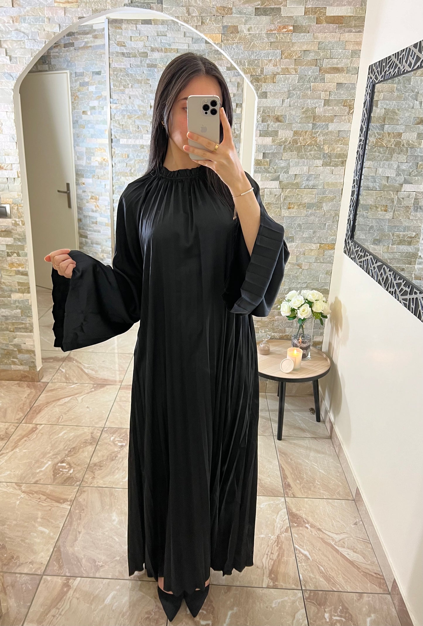 Robe plissée col haut satin