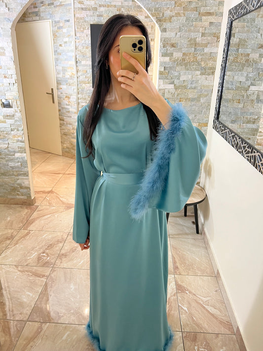 Robe satinée ceinturée bleue à plumes