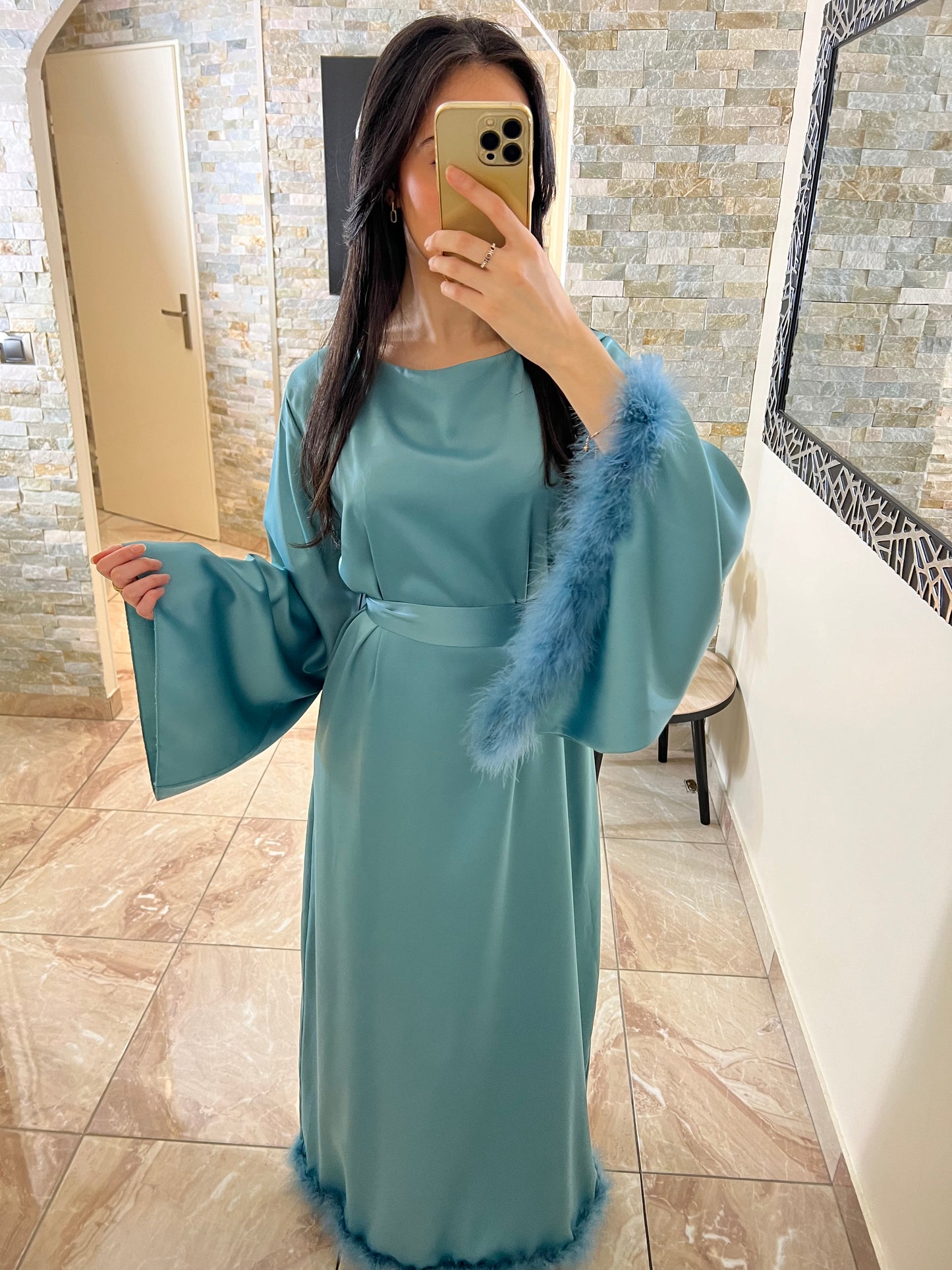 Robe satinée ceinturée bleue à plumes