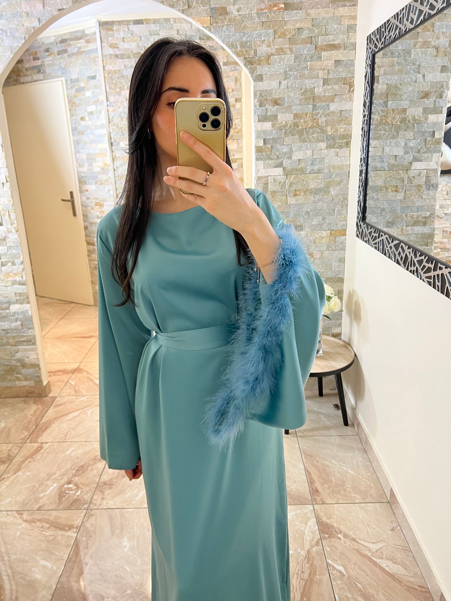 Robe satinée ceinturée bleue à plumes