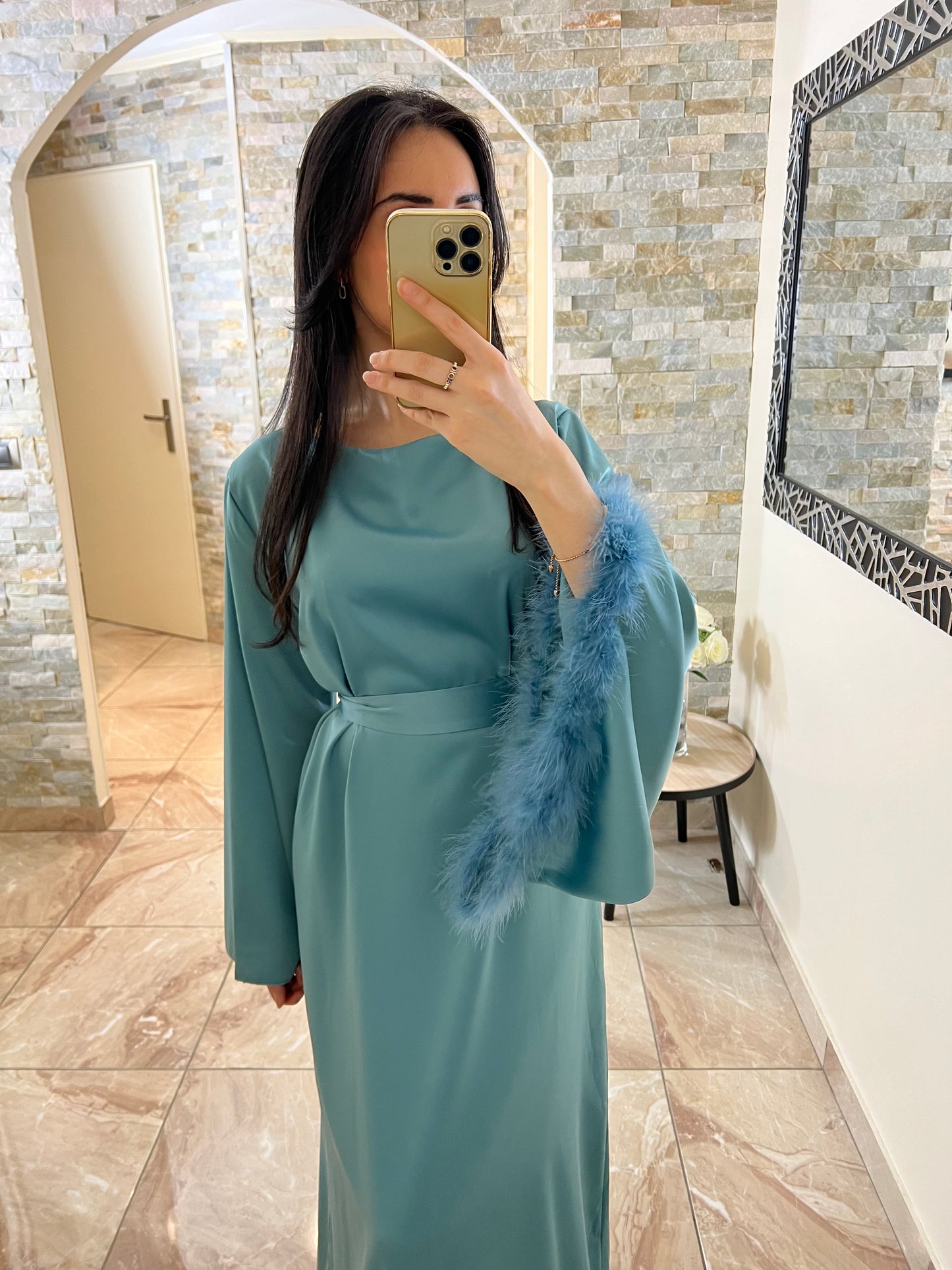 Robe satinée ceinturée bleue à plumes