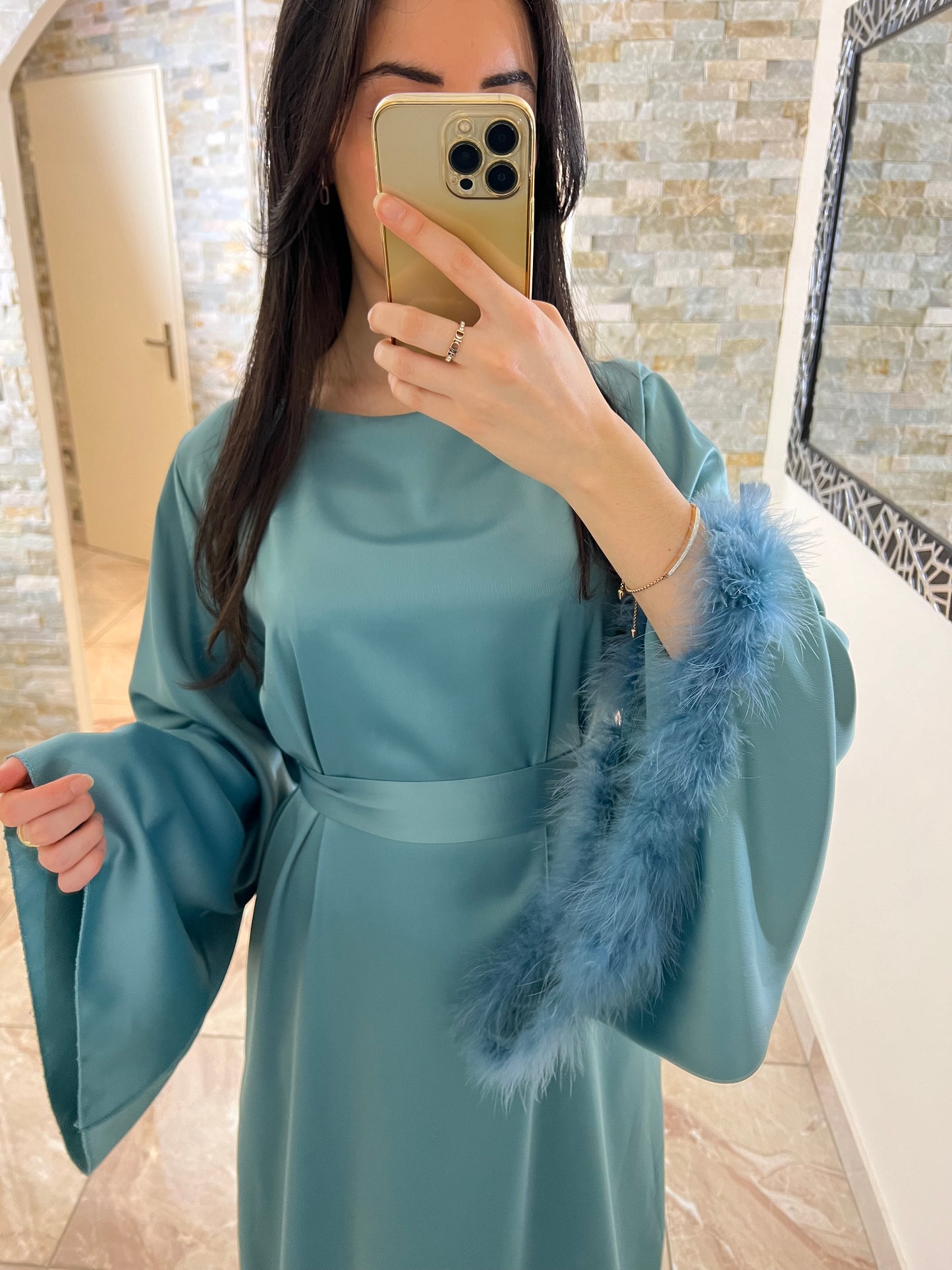 Robe satinée ceinturée bleue à plumes