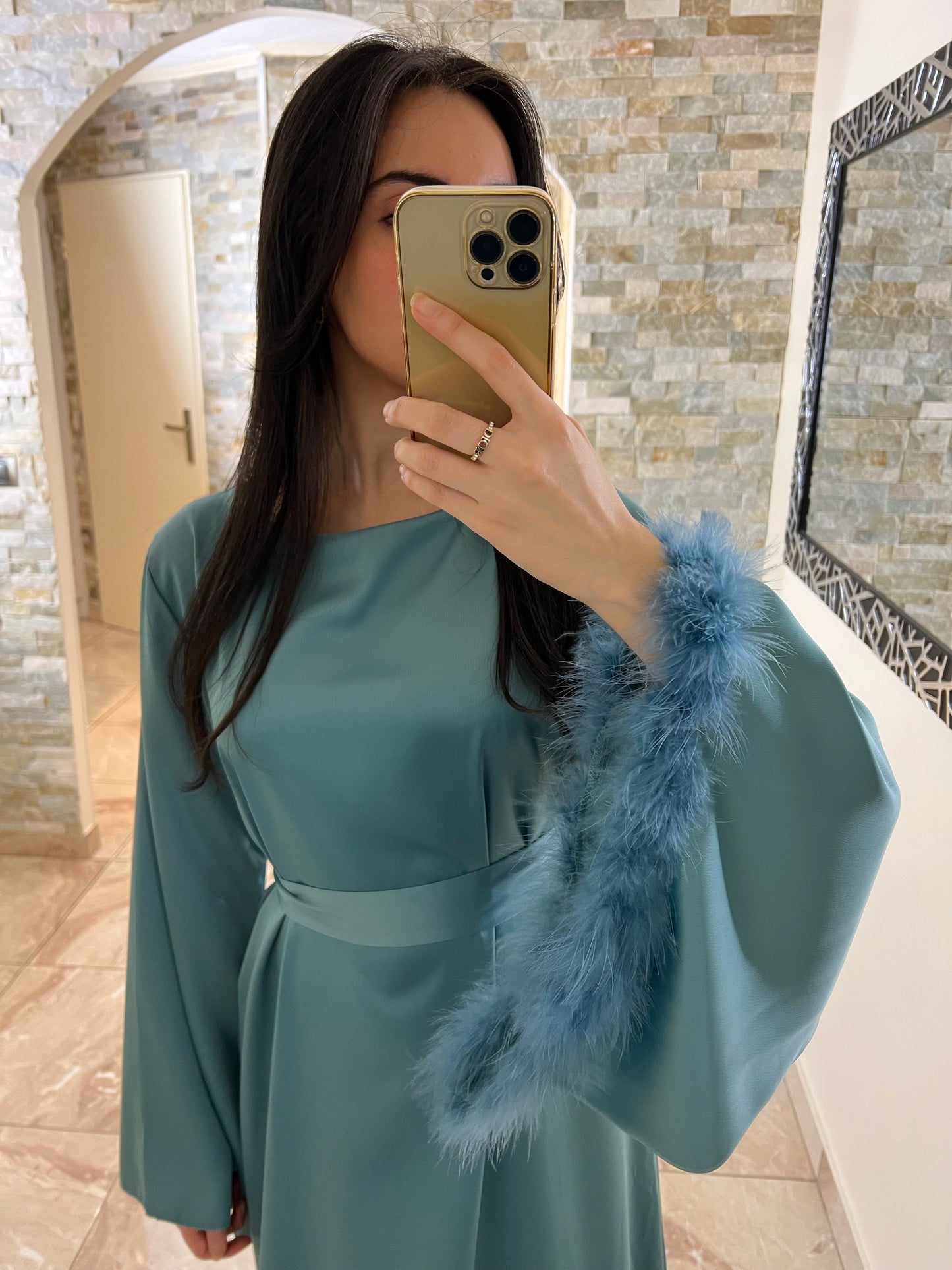 Robe satinée ceinturée bleue à plumes