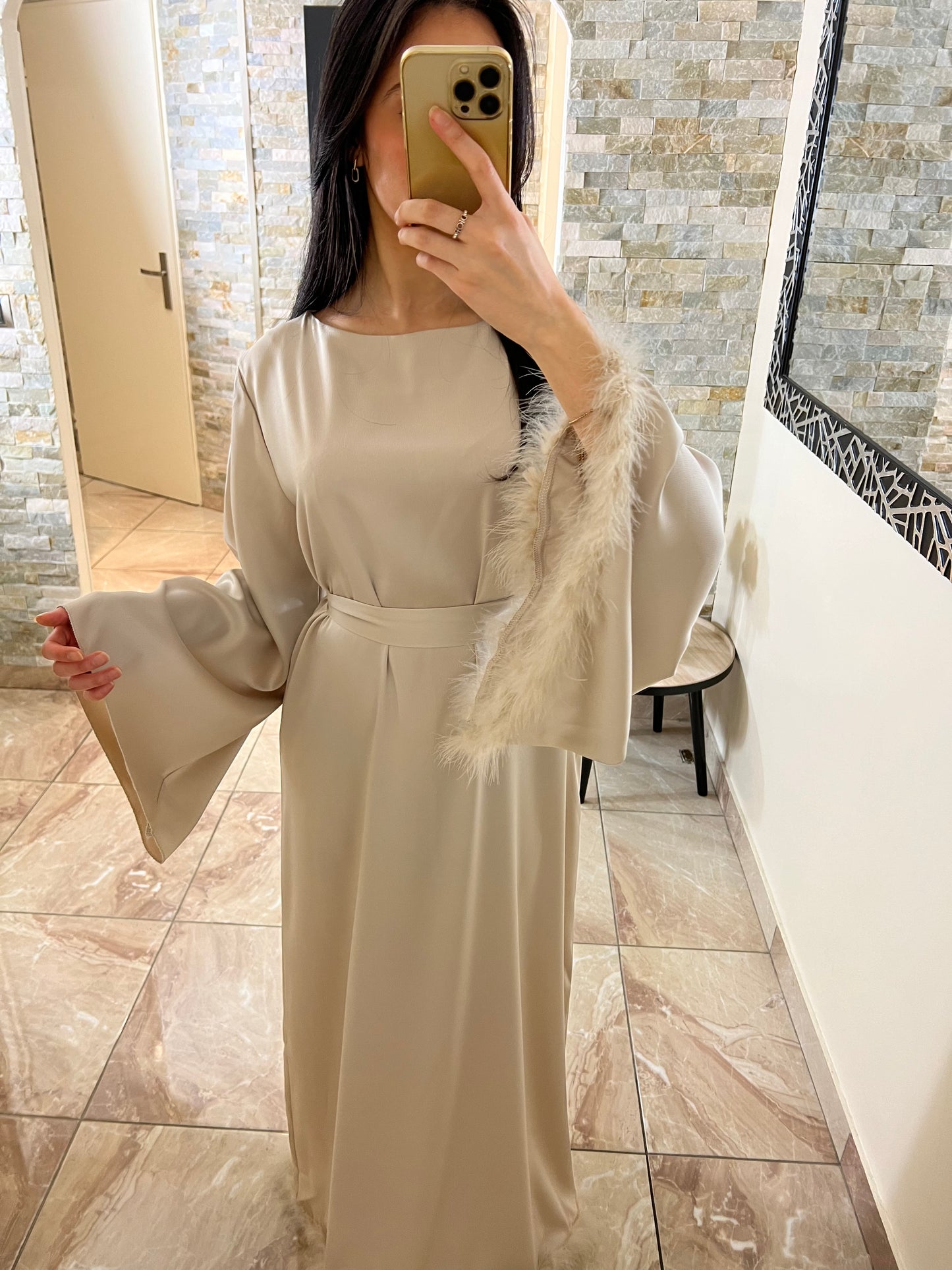 Robe satinée ceinturée beige à plumes