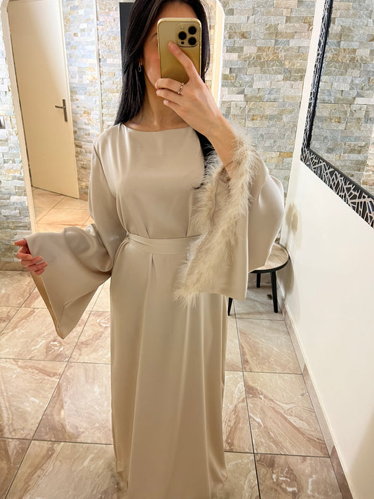 Robe satinée ceinturée beige à plumes