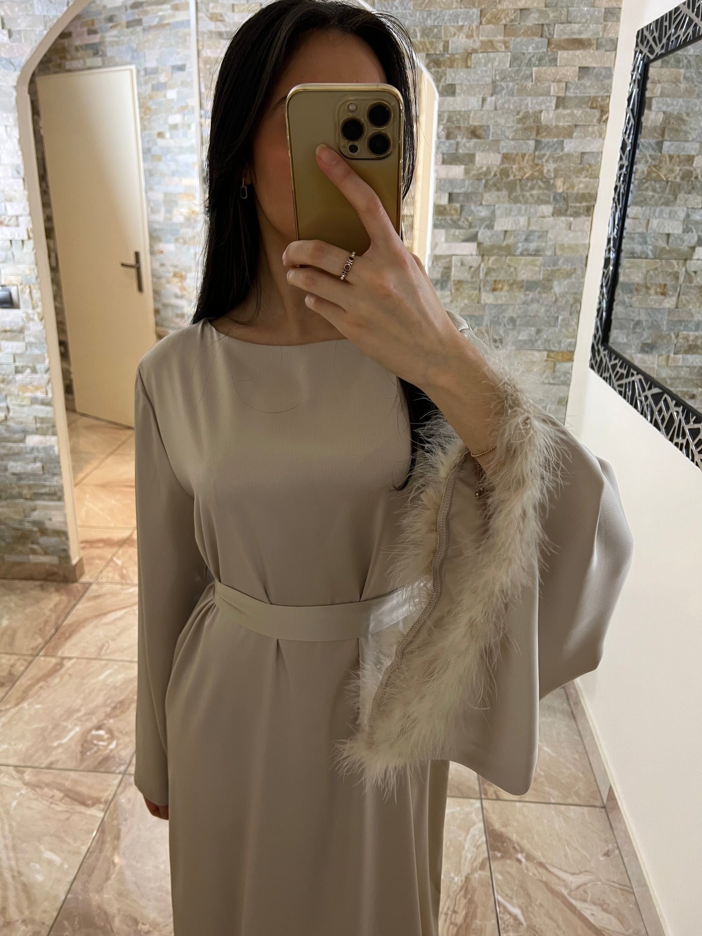 Robe satinée ceinturée beige à plumes