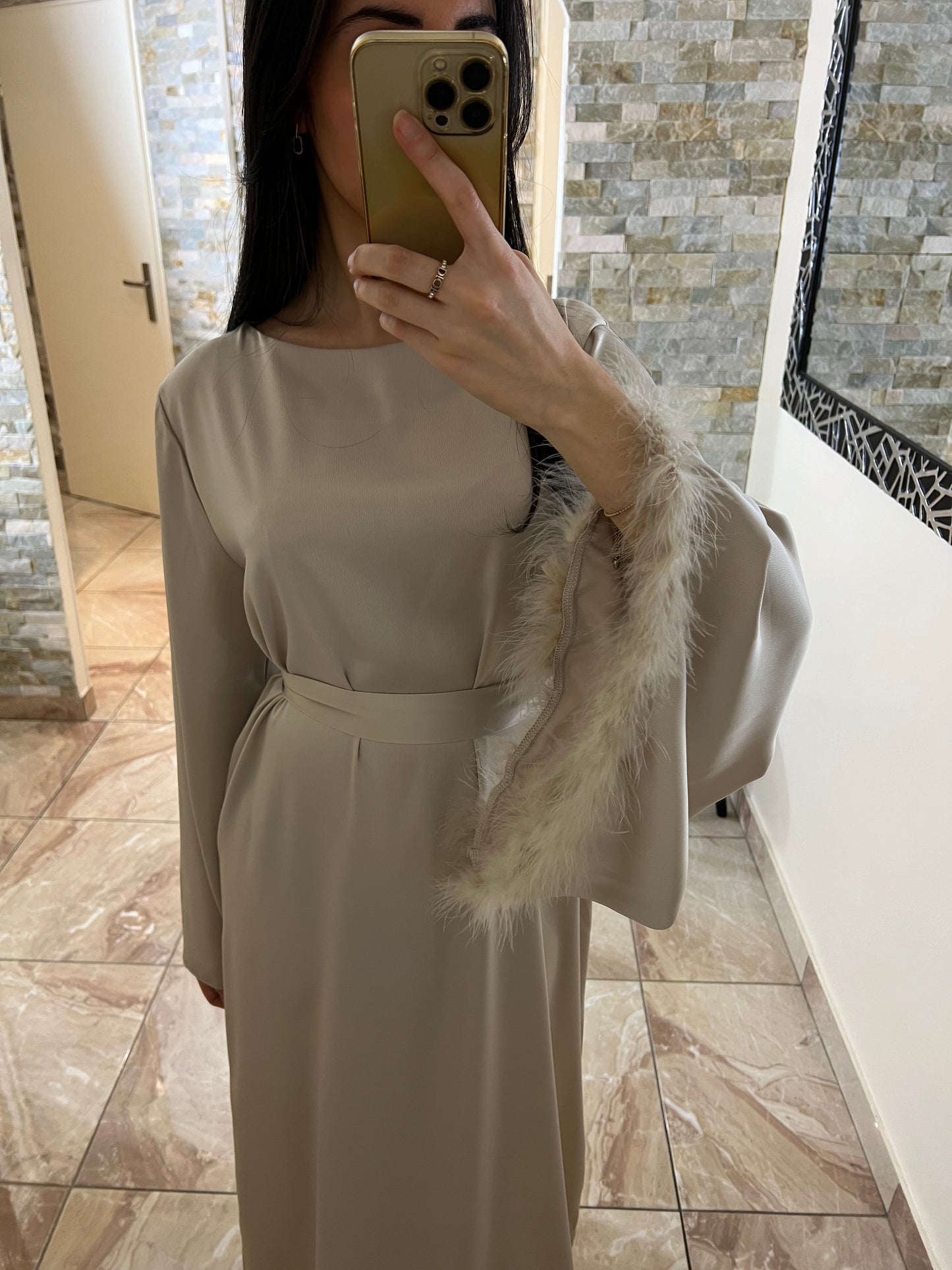 Robe satinée ceinturée beige à plumes