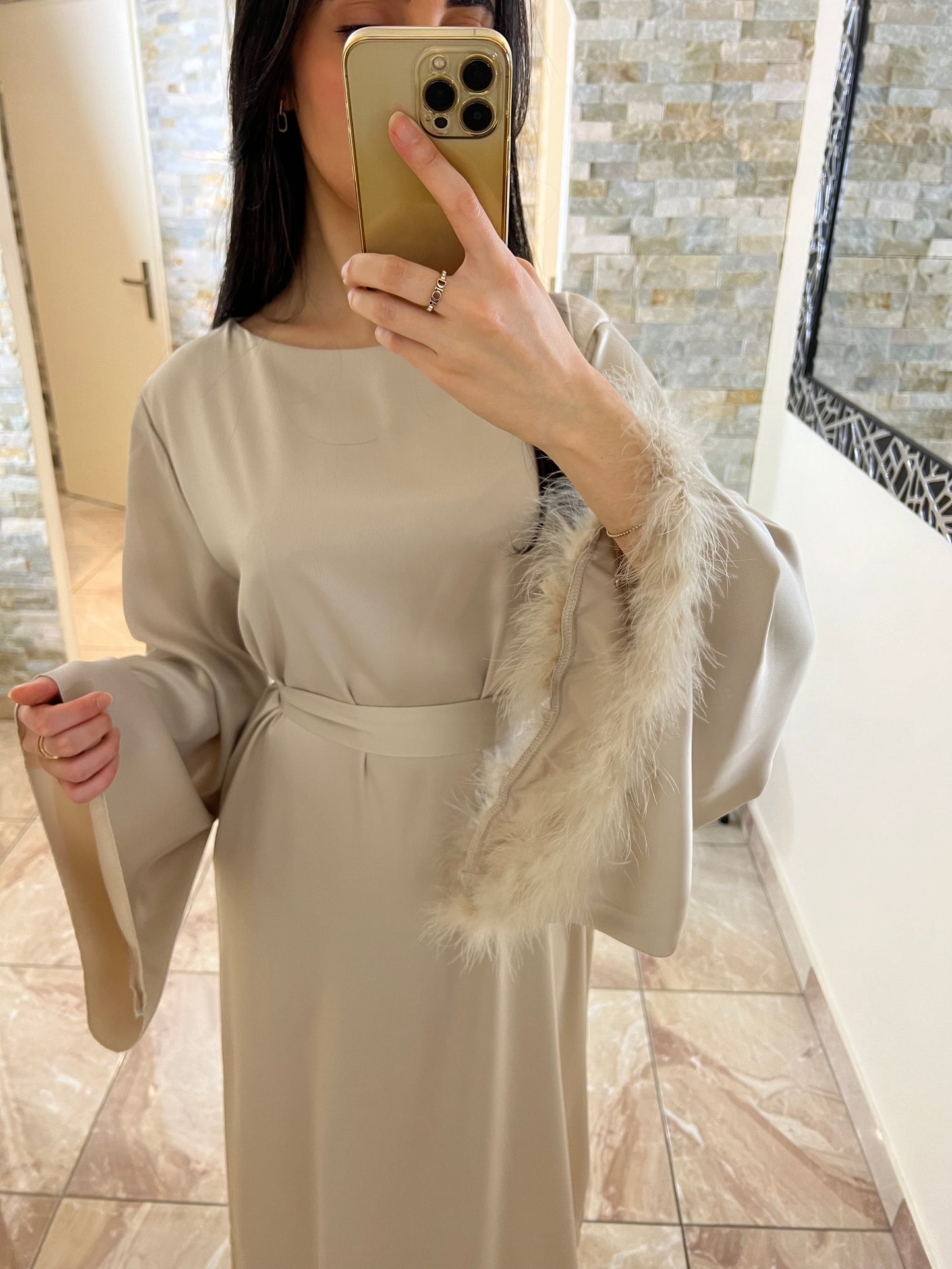 Robe satinée ceinturée beige à plumes