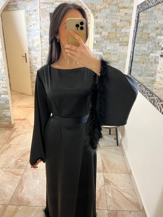 Robe satinée ceinturée noire à plumes