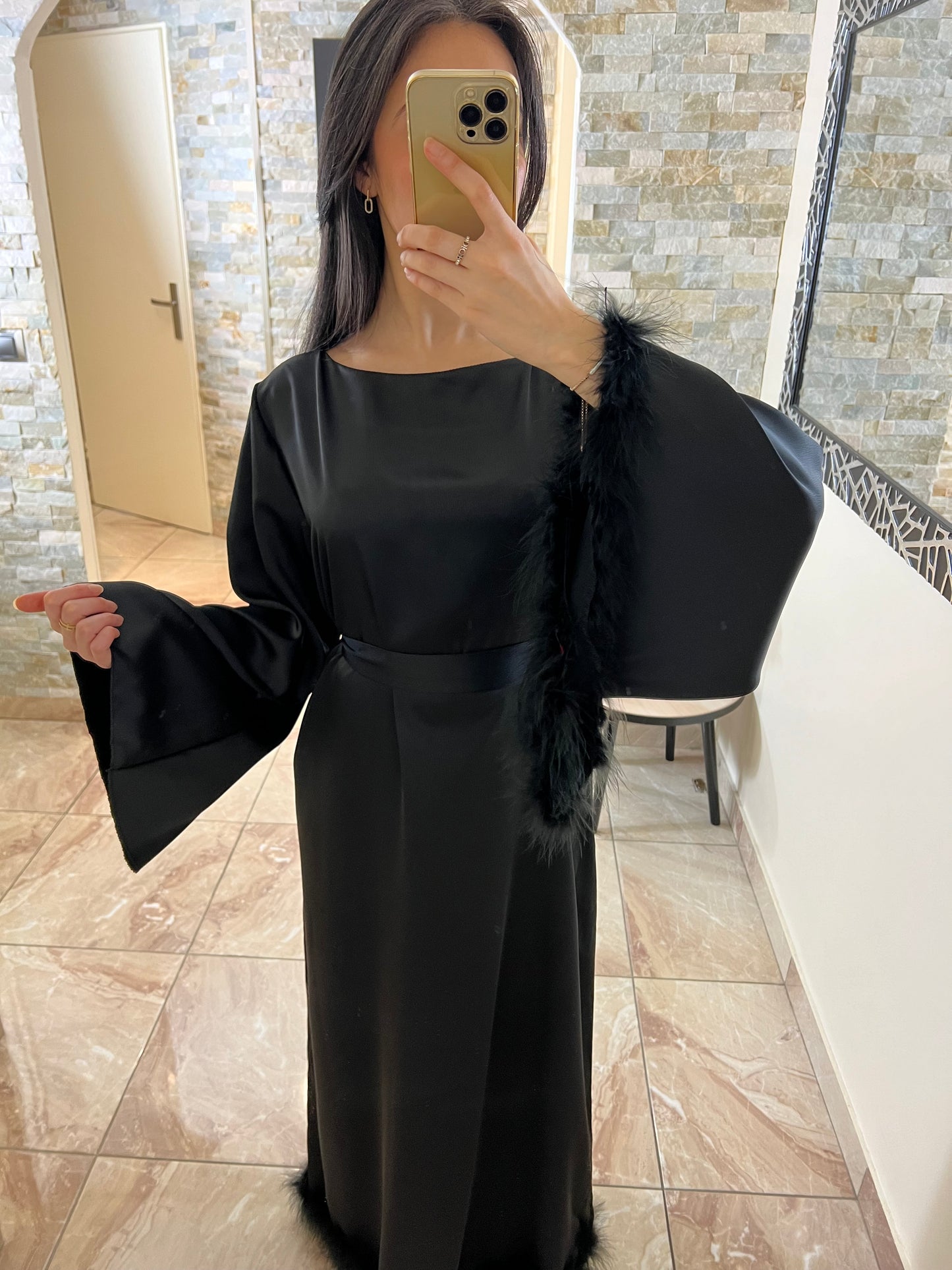 Robe satinée ceinturée noire à plumes